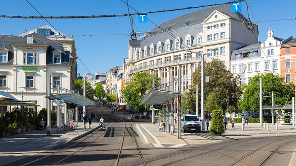 Eine Tramhaltestelle bei sonnigem Wetter