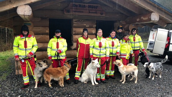 Gruppenbild der Rettungshundestaffel von ASB