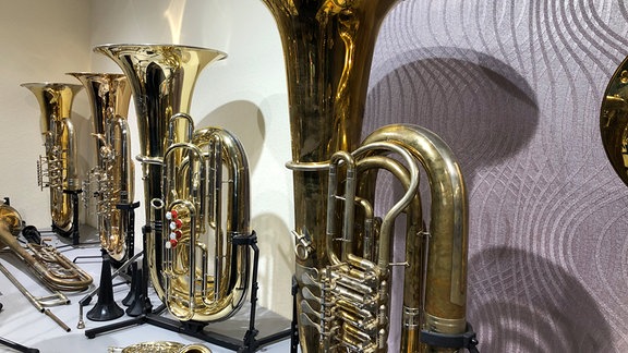 Mehrere Tubas in der Ausstellung nebeneinander