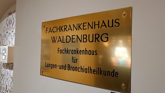 Goldenes Schild mit der Aufschrift "Fachkrankenhaus Waldenburg für Lungen-und Bronchialkunde"