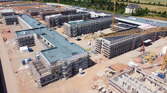 Luftbild der zukünftigen JVA Zwickau mit mehreren Häusern im Rohbau.