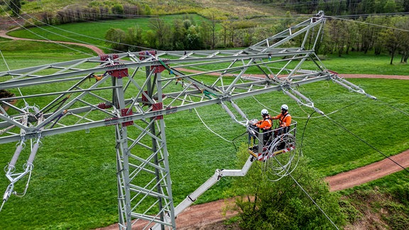 Monteure erneuern eine 110 KV Hochspannungsleitung des Stromnetzbetreibers Mitnetz