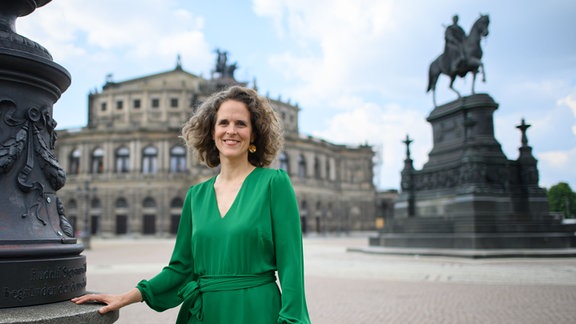 Frau mit braunen Haaren vor der Semperoper