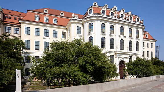 Das sogenannte Landhaus in Dresden: ein klassizistischer Bau mit weißer Fassade.