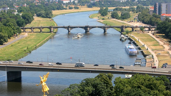 Ein historischer Raddampfer wendet am Mittwoch (19.07.2006) in Dresden hinter der Kuppel des Sächsischen Kunstvereins auf der Elbe zwischen Carolabrücke (vorn) und Albertbrücke (hinten). 