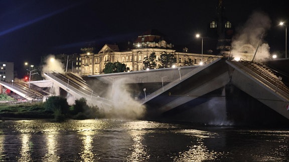 Abrissarbeiten werden an der Carolabrücke durchgeführt. Durch Abrissarbeiten ist ein weiterer Teil der Carolabrücke in Dresden eingebrochen.