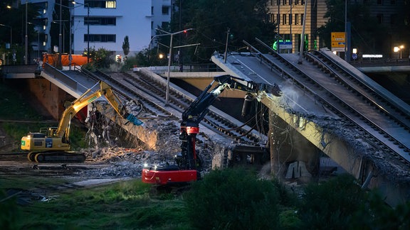 Mit Baggern werden weitere Teile der eingestürzten Carolabrücke abgerissen. Im Zuge von Abrissarbeiten ist ein weiterer Abschnitt der Carolabrücke in Dresden eingebrochen. Es handelt sich um den Brückenstrang mit Straßenbahngleisen, der in der Nacht zum Mittwoch bereits teilweise in die Elbe gestürzt war.