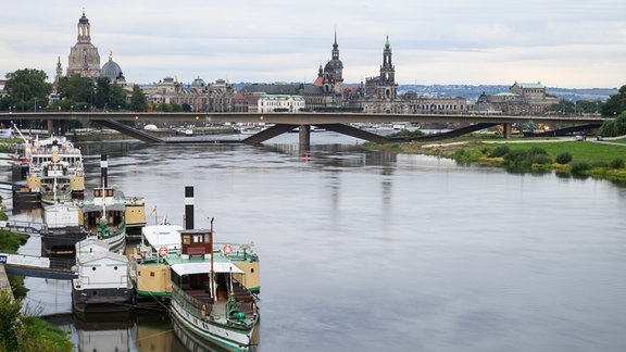 Blick auf die teilweise eingestürzte Carolabrücke über die Elbe vor der historischen Altstadtkulisse. Im Zuge von Abrissarbeiten ist ein weiterer Abschnitt der Carolabrücke in Dresden eingebrochen. Es handelt sich um den Brückenstrang mit Straßenbahngleisen, der in der Nacht zum Mittwoch bereits teilweise in die Elbe gestürzt war.