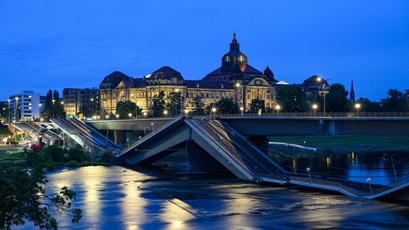 Mit Baggern werden weitere Teile der eingestürzten Carolabrücke abgerissen, dahinter ist die Staatskanzlei zu sehen. Im Zuge von Abrissarbeiten ist ein weiterer Abschnitt der Carolabrücke in Dresden eingebrochen. Es handelt sich um den Brückenstrang mit Straßenbahngleisen, der in der Nacht zum Mittwoch bereits teilweise in die Elbe gestürzt war. 