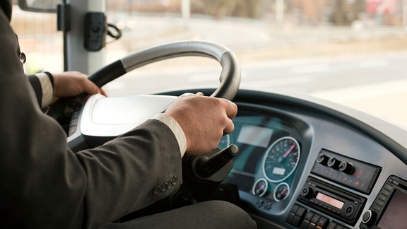 Busfahrer am Steuer