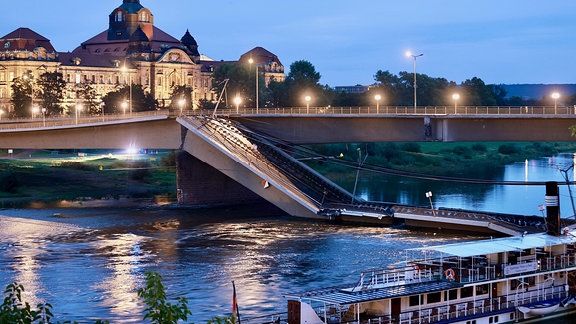 Ein großer Teil der Carolabrücke ist heruntergebrochen und blockiert die Fahrrinne der Elbe.