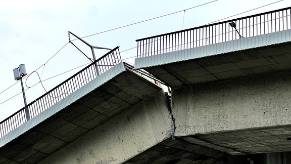 Nahaufnahme der Abbruchkante an der Brücke.