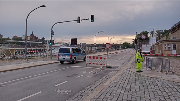 Die Polizei hat auch das Terrassenufer gesperrt.