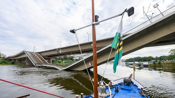 Teile der Carolabrücke über der Elbe sind eingestürzt. (Luftaufnahme mit Drohne)