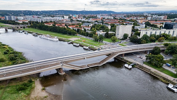 Teile der Carolabrücke über der Elbe sind eingestürzt. (Luftaufnahme mit Drohne)