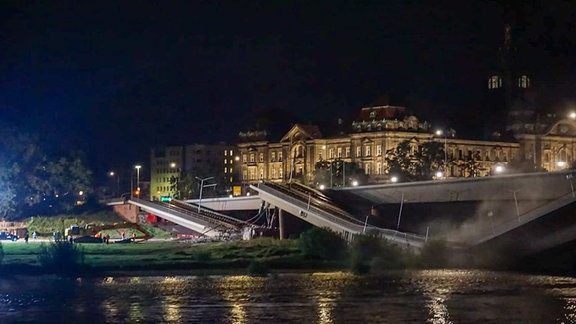 An der Carolabrücke laufen in der Nacht die Abrissarbeiten