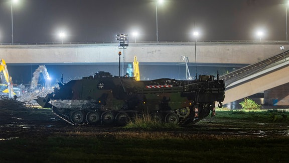 Der Teilabriss hat begonnen, ca. 10 Bagger reißen den eingetsürzten Brückenteil ab, um Platz für das drohende Elbehochwasser zu schaffen