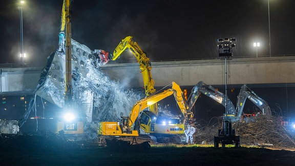 Der Teilabriss hat begonnen, ca. 10 Bagger reißen den eingetsürzten Brückenteil ab, um Platz für das drohende Elbehochwasser zu schaffen