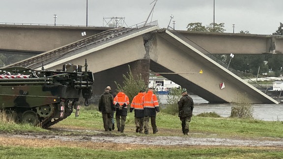 Bundeswehr mit Panzer an der Carolabrücke