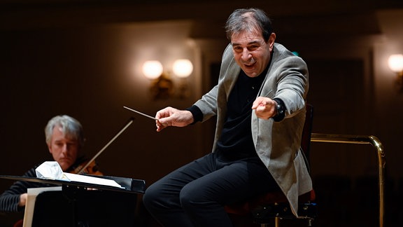 Der italienische Dirigent Daniele Gatti bei der Aufzeichnung eines Rundfunkkonzertes mit der Sächsischen Staatskapelle Dresden in der Semperoper.