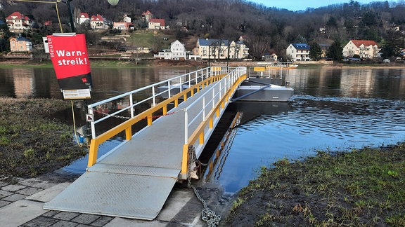 Ein Anleger einer Fähre auf einem Fluss.