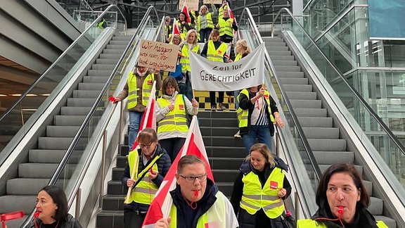 Mitarbeiter streiken im Flughafen von Dresden.