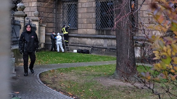 Dresdner Polizei bei der Spurensicherung einen Tag nach dem Juwelendiebstahl im Grünen Gewölbe