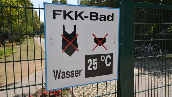 Ein Schild an einem Freibad weist auf FKK hin