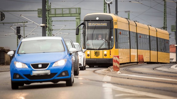 Straßenbahn und Autos auf der Marienbrücke