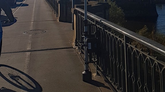 Ein Gerät zur videobasierten Verkehrsmessung steht am Geländer der Marienbrücke.