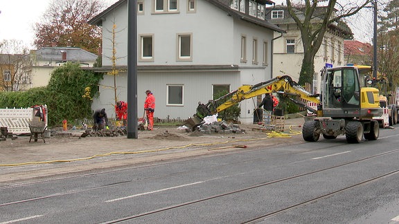 Bauarbeiter bauen an einer Straße.