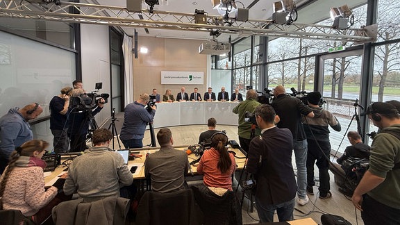 Journalisten verfolgen die Pressekonferenz von CDU- und SPD-Führung in Dresden.