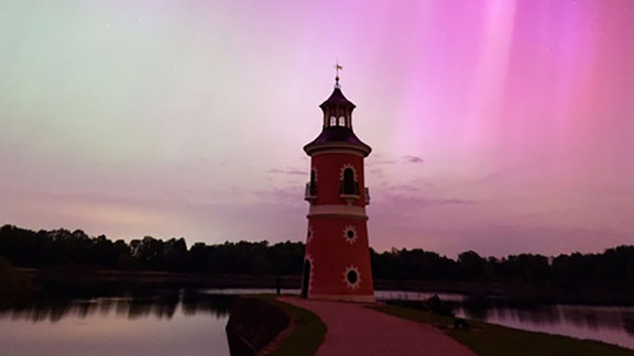 Polarlichter am Leuchtturm Moritzburg.