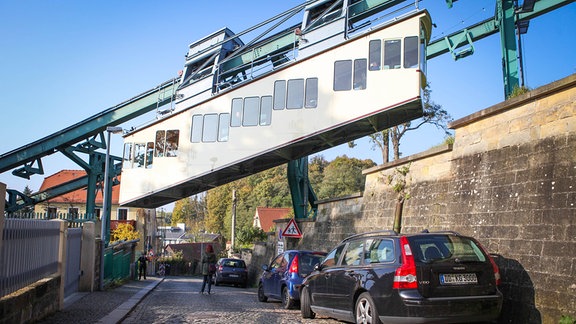 Die Schwebebahn Dresden auf Höhe des Veilchenweg