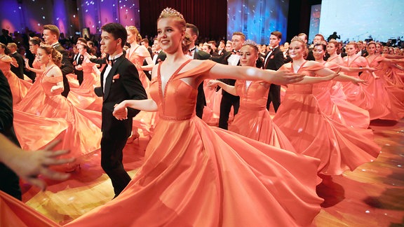 Debütanten tanzen auf dem SemperOpernball.