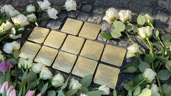 Blumen wurden um neu verlegte Stolpersteine gelegt.