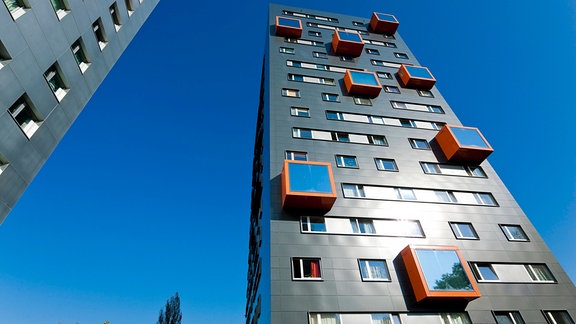 Die außen roten Studiererker sind das Auffälligste an der Südfassade des sanierten Studentenheims in der Dresdner Hochschulstraße. 