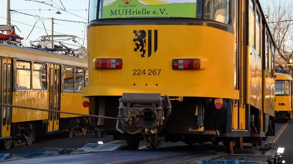 Gelbe Tatra-Bahn auf einem Tieflader.