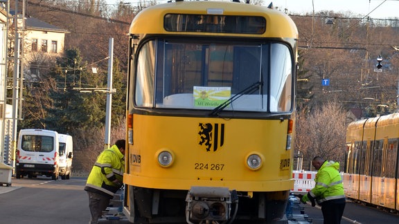 Über Behelfschieben wird die Tatra-Bahn einen Sattelzug verladen. 