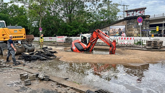 Heute Morgen hat sich erneut ein Wasserrohrbruch an der Dr.-Friedrich-Wolf-Straße ereignet.