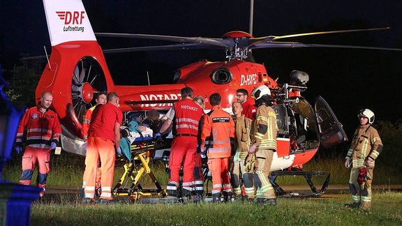 Rettungskräfte an einem Rettungshubschrauber