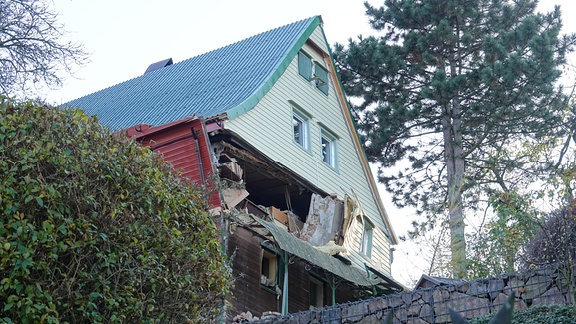 Zerstörter Giebel eines Wohnhauses