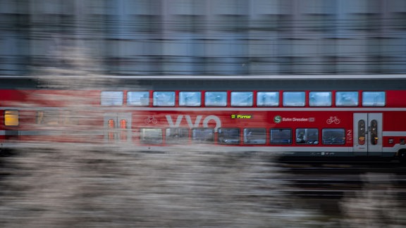 Eine S-Bahn vom VVO (Verkehrsverbund Oberelbe)