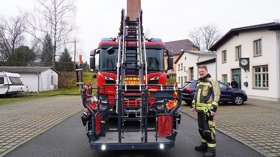 Die Freiwillige Feuerwehr Wilsdruff säubert ein Storchennest am ehemaligen Kleinbahnhof Wilsdruff.