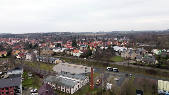 Die Freiwillige Feuerwehr Wilsdruff säubert ein Storchennest am ehemaligen Kleinbahnhof Wilsdruff.