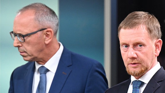 Michael Kretschmer (CDU), amtierender Ministerpräsident von Sachsen und Spitzenkandidat, steht mit Jörg Urban (l, AfD), Vorsitzender der AfD in Sachsen und Spitzenkandidat im ZDF-Fernsehstudio