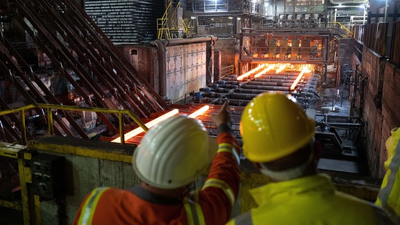 Stahlknüppel werden in einer Stranggussanlage der Elbe-Stahlwerke Feralpi geformt. Der italienische Stahlwerkkonzern plant den Bau eines neuen Walzwerkes welches das alte nicht ersetzen, sondern ergänzen soll.