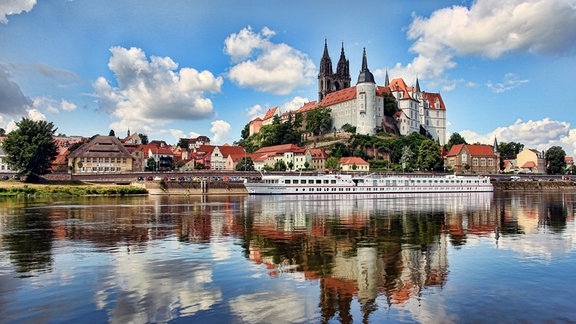 Burgberg mit Dom und Albrechtsburg spiegelt sich im Fluss Elbe