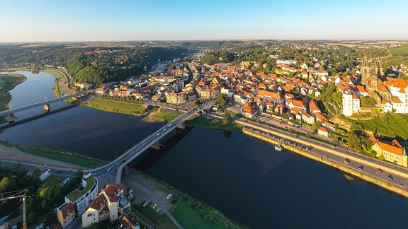 Luftbild von Meißen mit Eisenbahnbrücke, alter Elbbrücke, Triebischtal, Altstadt, Elbe und Albrechtsburg