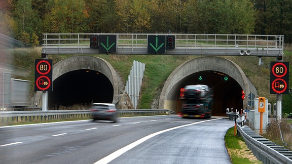 Fahrzeuge fahren in den Tunnel Königshainer Berge auf der Autobahn A 4.